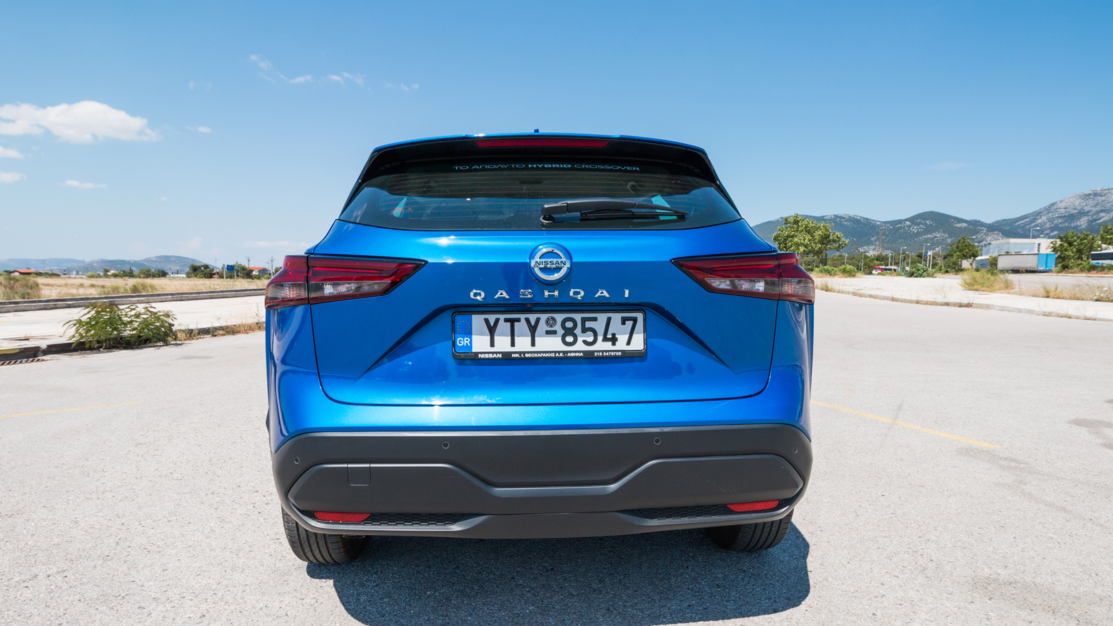 Τα καινούργια φωτιστικά σώματα, το όνομα του μοντέλου κι ο μυώδης προφυλακτήρας πρωταγωνιστούν στο πίσω μέρος.